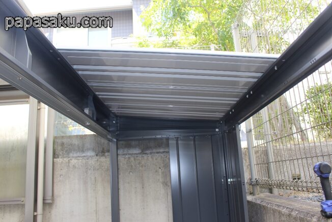 イナバ物置フォルタ FS-3009Sの屋根パネルの取り付け