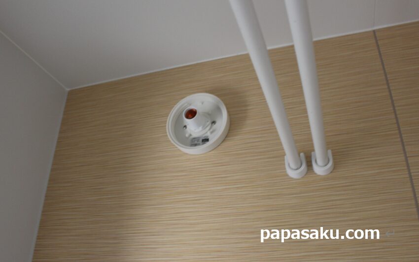 ソケットから蛍光灯を外す