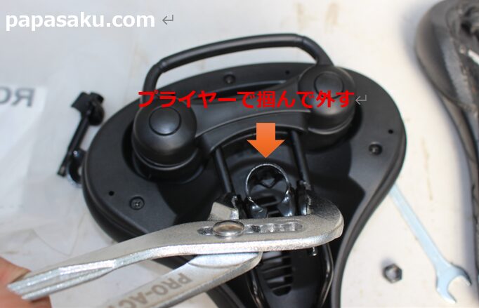 ROCKBROSのサドルのシティーサイクル用アタッチメントの取り外し